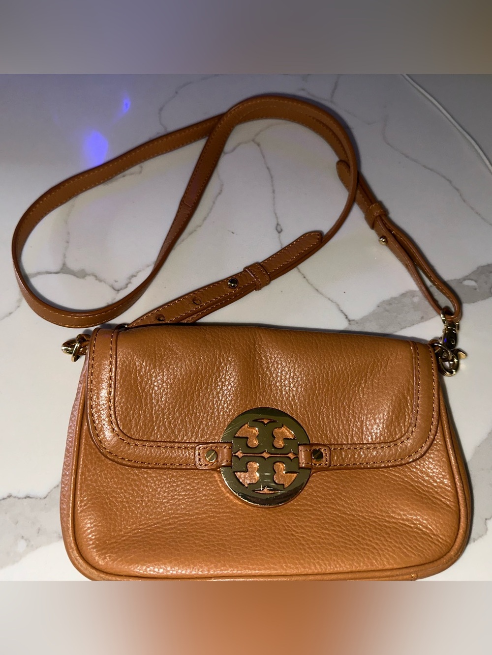 Tory Burch Tan Pebbled Leather Crossbody with Gold Logo w/22” adjustable strap - Picture 1 of 3